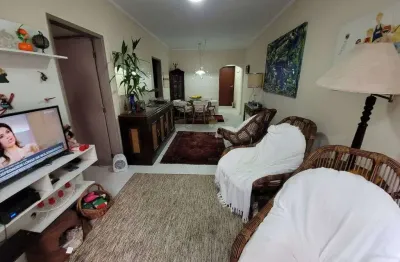 Pitangueiras - localização privilegiada, na quadra do mar, amplo apartamento com 80 m² úteis, claro e super arejado, 1 vaga de garagem no prédio.