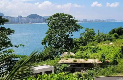 Astúrias - na quadra da praia, maravilhosa área de lazer, apto reformado e com garagem no prédio.