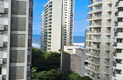 Apartamento com 2 dormitórios, sendo 1 suíte, 2 quadras da praia de pitangueiras e com vista para o mar.