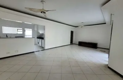 Pitangueiras – duas quadras da praia, maravilhoso apartamento com 140,00 m² úteis, 02 vagas de garagem no prédio, localização privilegiada, piscina.