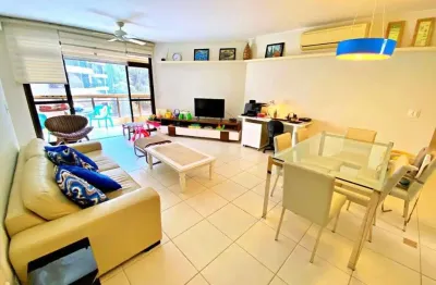 Amplo apartamento com 3 suítes, mais o 4º dormitório opcional, 2 vagas, varanda estendida, na região nobre da pitangueiras no guarujá.