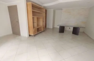 Amplo apartamento com 4 dormitórios, sendo 2 suítes e o 4º dormitório opcional, 2 vagas, varanda estendida, na região nobre da pitangueiras no guarujá