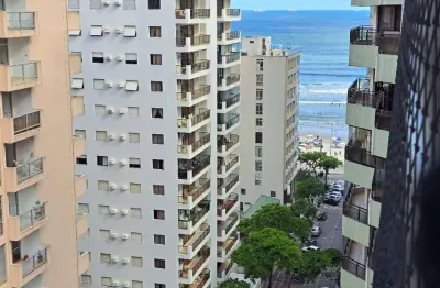 Apartamento reformado com linda vista para o mar, 1 quadra da praia