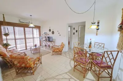 Apartamento com 2 dormitórios, amplo com sacada na praia do tombo no guarujá.