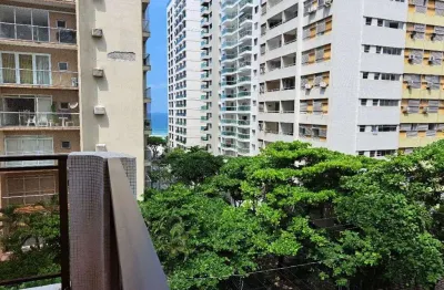 Apartamento amplo com 3 dormitórios 1 quadra da praia com vista para o mar.