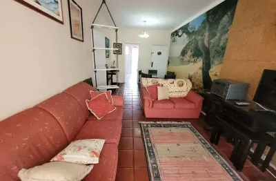 Pitangueiras- uma quadra do mar , localização espetacular , 02 vagas de garagem no prédio.