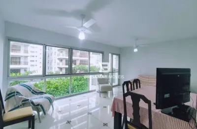 Pitangueiras- uma quadra da praia , localização espetacular , garagem no prédio.