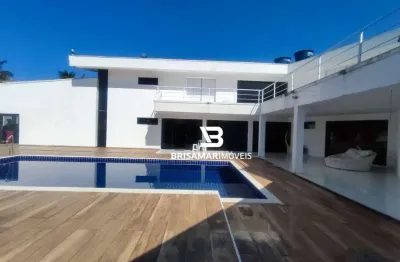 Enseada- casa sobrada à uma quadra da praia , 06 vagas de garagem, lazer.