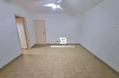 Pitangueiras - uma quadra da praia , localização espetacular , garagem no prédio, condomínio baixo.