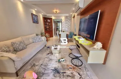 Pitangueiras- duas quadras da praia , totalmente reformado e decorado, 02 vagas de garagem no prédio.