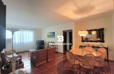 Pitangueiras- na segunda quadra da praia , localização espetacular , garagem no prédio.