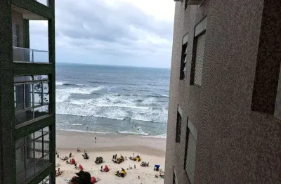 Apartamento frente ao mar, com vista, são 3 dormitórios sendo 1 suíte.