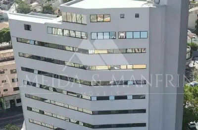 Boulevard comercial moderno com acessibilidade total e lojas para locação