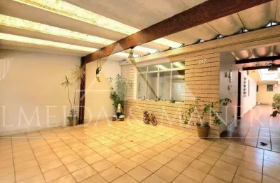 Casa ampla com edícula e garagem para 4 carros — excelente estrutura!