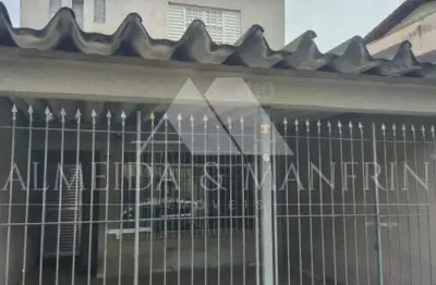 Sobrado mobiliado, possuindo 4 dormitórios, sendo eles 1 suíte e 2 vagas de garagem.