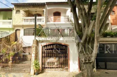 Sobrado Amplo em Utinga: Espaço de Sobra e Garagem para 5 Carros! 160m²