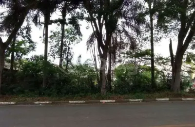 Terreno à venda com 1826 m² sendo 20 metros de frente na cidade de vinhedo/sp no bairro jardim panorama, com leve declive para os fundos.