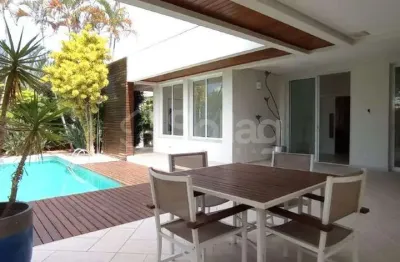 Casa térrea para alugar com três suítes em ótima localização no condomínio marambaia na cidade de vinhedo/sp
