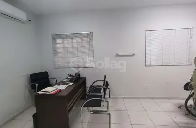Sala comercial para alugar no centro de vinhedo, ideal para profissionais da saúde.