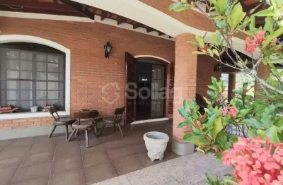 Casa térrea com e suítes amplas , salas de estar, jantare sala com lareira amplas em condomínio para alugar em vinhedo - sp