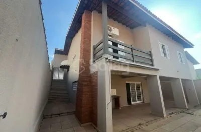 Casa para alugar comercial ou residencial em vinhedo, 03 quartos sendo 01 suíte em bairro bem localizado e próximo ao centro.