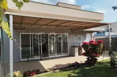 Casa térrea em condomínio para locação com 3 quartos sendo 1 suíte.