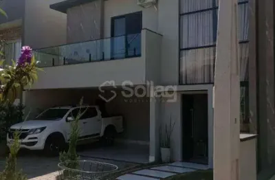 Casa para alugar com 4 suites, com armarios, escritorio e piscina em vinhedo sp