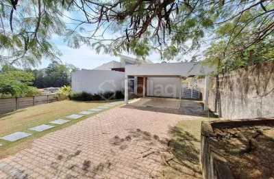 Casa térrea a venda com três dormitórios , amplo gramado e cercado de natureza no condomínio terras de santa teresa em itupeva.