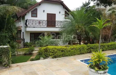 Casa em condomínio para alugar com 04 quartos, sendo 02 suítes.