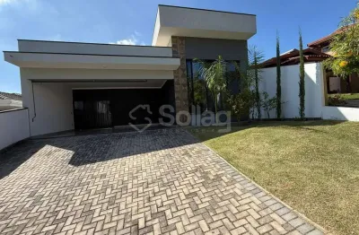 Casa térrea à venda com três dormitórios, amplo quintal , cinco vagas cobertas no condomínio picollo villagio em louveira.