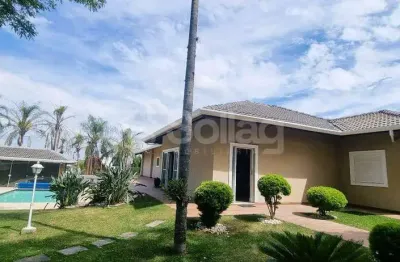 Casa térrea, com amplo terreno, 3 dormitórios, escritório, garagem para 7 carros no condomínio vista alegre sede em vinhedo.