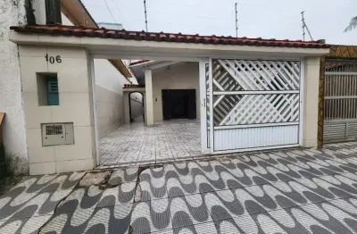 Casa ampla de 3 dormitórios a 80 metros da praia com área gourmet e 2 vagas de garagem