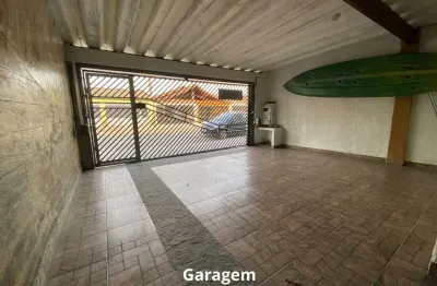 Casa moderna a 400m da praia com 2 suítes e quintal amplo