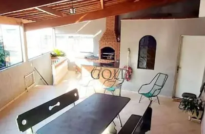 Casa muito bem construída ,2 andares com entradas independentes , churrasqueira , localizada na v. remédios , próximo a bancos , mercados , farmácias