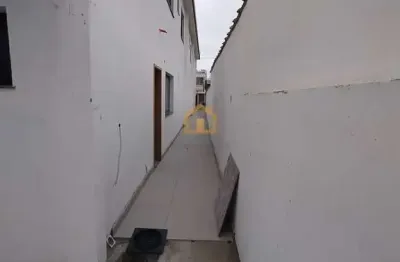 Sobrado com 3 dormitórios, quintal e 2 vagas de garagem.