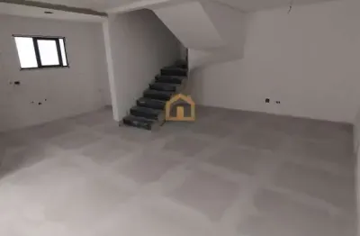 Sobrado com 3 dormitórios, quintal e 2 vagas de garagem no bairro estuário - santos/sp