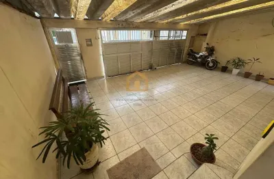Casa isolada e térrea com  3 vagas de garagem 2 dormitórios sendo 1 suíte e 1 edícula