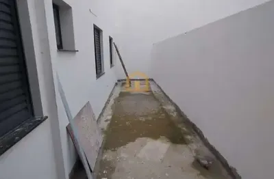 Sobreposta baixa à venda - 3 dormitórios com quintal e 2 vagas de garagem