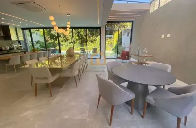 Casa 06 suítes, e mais 1 dependência completa de empregada (quarto e banheiro)