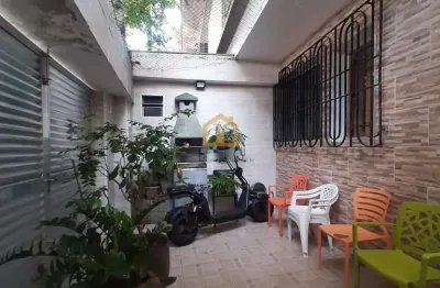 Casa sobreposta baixa bem conservada. bairro ponta da praia, em santos/sp.