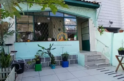 Sobrado geminado com quintal – bairro campo grande, santos/sp