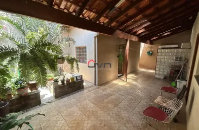 Ótima casa no bairro planalto com 03 quartos e varanda ampla.