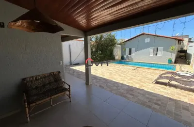 Casa no bairro presidente roosevelt, com 03 quartos e varanda gourmet com piscina.