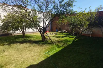 Casa no bairro segismundo pereira, com 02 quartos e amplo quintal.