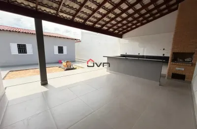 Casa no bairro santa mônica, com 03 quartos e varanda gourmet.