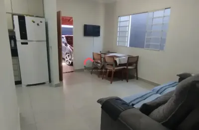 Casa no bairro jardim holanda, com 03 quartos e quintal amplo.