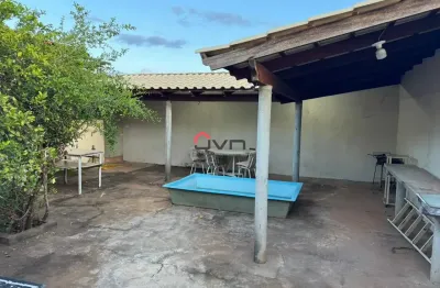 Casa no bairro carajás, com 03 quartos com armários e amplo quintal.
