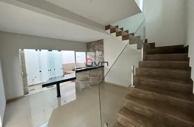 Excelente sobrado com 03 quartos e varanda gourmet com churrasqueira.