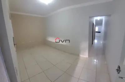 Excelente casa no bairro novo mundo com 02 quartos e cozinha planejada.