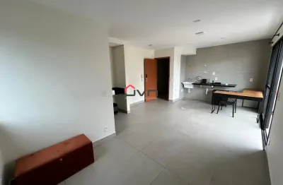 Lindo Studio em excelente localização!  1 quarto amplo com sacada, banheiro social, cozinha e 1 vaga de garagem.    Condomínio possui elevador, lavanderia, academia.    Venha conferir!